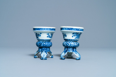 Une paire de salerons tripods de style rococo en porcelaine de Chine en bleu et blanc, Qianlong