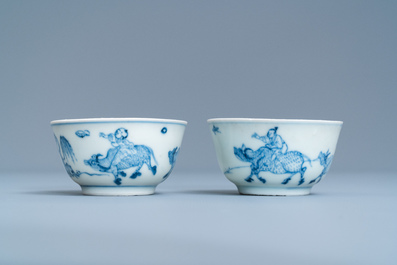 Une paire de tasses et soucoupes en porcelaine de Chine en bleu et blanc, &eacute;pave du Ca Mau, Kangxi/Yongzheng