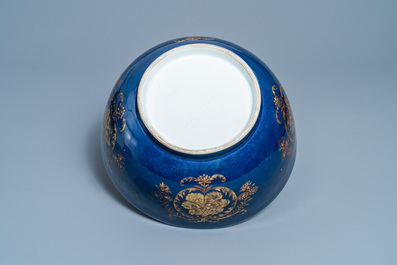 Un bol en porcelaine de Chine &agrave; d&eacute;cor dor&eacute; sur fond bleu poudr&eacute;, Kangxi