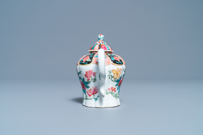 Une th&eacute;i&egrave;re couverte en porcelaine de Chine famille rose au bec en forme de ph&eacute;nix, Yongzheng