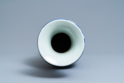 Un vase en porcelaine de Chine en bleu et blanc &agrave; d&eacute;cor de prunus, 19&egrave;me