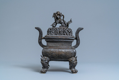 Un grand br&ucirc;le-parfum couvert en bronze, Chine, Ming