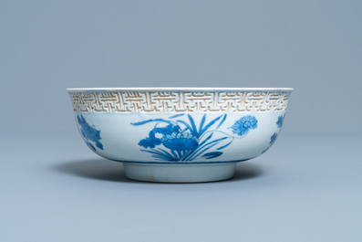 Un bol en porcelaine de Chine en bleu et blanc &agrave; d&eacute;cor en relief, Kangxi