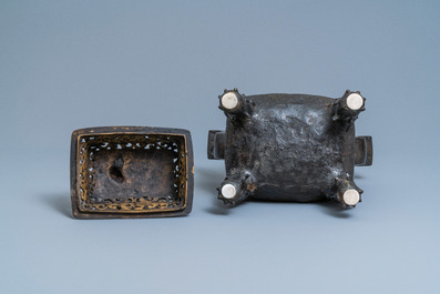 Un grand br&ucirc;le-parfum couvert en bronze, Chine, Ming