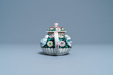 Une th&eacute;i&egrave;re sur support en porcelaine de Chine famille rose &agrave; d&eacute;cor de p&ecirc;cheurs, Yongzheng