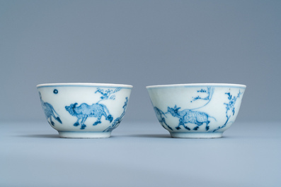 Une paire de tasses et soucoupes en porcelaine de Chine en bleu et blanc, &eacute;pave du Ca Mau, Kangxi/Yongzheng