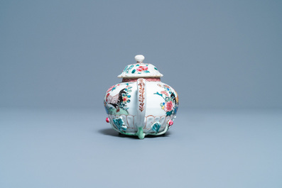 Une th&eacute;i&egrave;re couverte en porcelaine de Chine famille rose &agrave; d&eacute;cor de coqs, Yongzheng