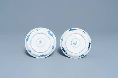 Une paire de tasses et soucoupes en porcelaine de Chine en bleu et blanc, Kangxi