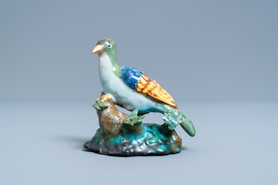 Un mod&egrave;le d'un pigeon assis en fa&iuml;ence polychrome de Bruxelles, 18&egrave;me