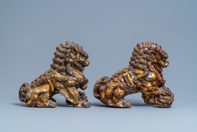 Une paire de grands mod&egrave;les de lions bouddhistes en fer laqu&eacute; et dor&eacute;, Chine, 18/19&egrave;me