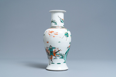 Un vase en porcelaine de Chine famille verte, 19&egrave;me
