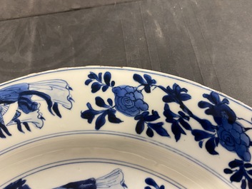 Un plat en porcelaine de Chine en bleu et blanc &agrave; d&eacute;cor de femmes autour d'une jardini&egrave;re, Kangxi