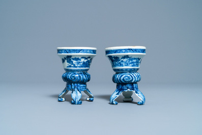 Een paar Chinese blauw-witte rococo-stijl driepotige zoutvaten, Qianlong