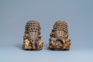 Een paar grote Chinese gelakte en vergulde ijzeren modellen van boeddhistische leeuwen, 18/19e eeuw