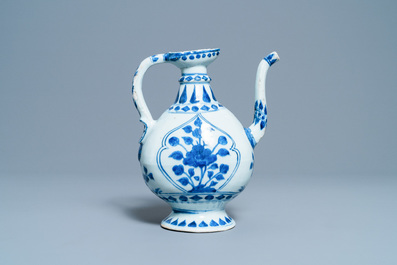 Une verseuse de type 'aftaba' en porcelaine de Chine en bleu et blanc pour le march&eacute; islamique, Kangxi