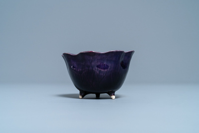 Une tasse surprise en forme de lotus en porcelaine de Chine &eacute;maill&eacute;e aubergine et turquoise, Kangxi