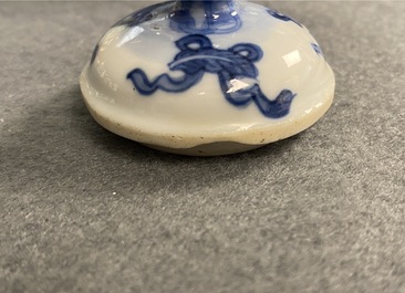 Une verseuse couverte en porcelaine de Chine en bleu et blanc, marque de Xuande, Kangxi