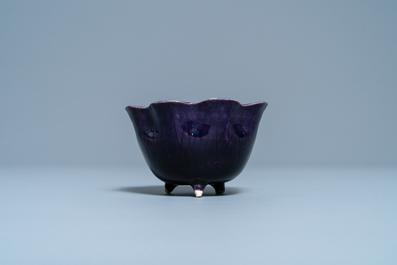 Une tasse surprise en forme de lotus en porcelaine de Chine &eacute;maill&eacute;e aubergine et turquoise, Kangxi