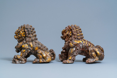 Une paire de grands mod&egrave;les de lions bouddhistes en fer laqu&eacute; et dor&eacute;, Chine, 18/19&egrave;me