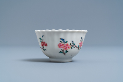 Une tasse et soucoupe de forme lob&eacute;e en porcelaine de Chine famille rose, Yongzheng