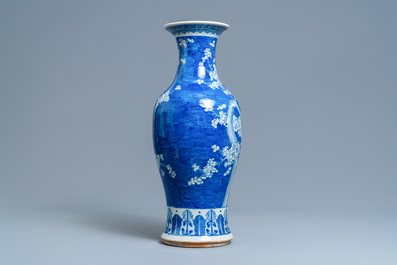 Un vase en porcelaine de Chine en bleu et blanc &agrave; d&eacute;cor de prunus, 19&egrave;me