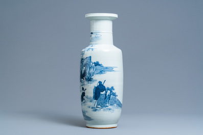 Een Chinese blauw-witte rouleau vaas met de 'Zeven wijzen in het bamboebos', 19e eeuw