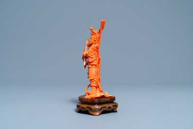 Une figure d'un guerrier au drapeau en corail rouge sculpt&eacute;, Chine, 19/20&egrave;me