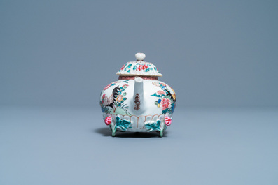 Une th&eacute;i&egrave;re couverte en porcelaine de Chine famille rose &agrave; d&eacute;cor de coqs, Yongzheng