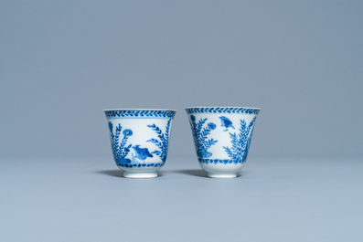 Une paire de tasses et soucoupes en porcelaine de Chine en bleu et blanc, Kangxi