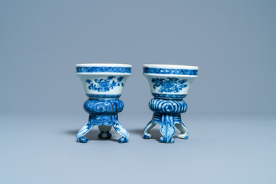 Een paar Chinese blauw-witte rococo-stijl driepotige zoutvaten, Qianlong