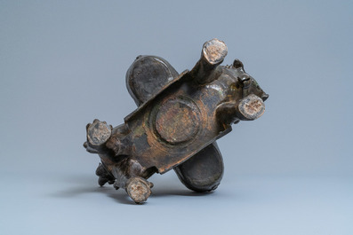 Een grote Chinese bronzen wierookbrander in de vorm van een leeuw, Ming