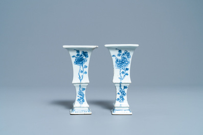 Een paar Chinese blauw-witte vazen met floraal decor, Qianlong