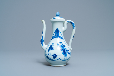 Une verseuse couverte en porcelaine de Chine en bleu et blanc, marque de Xuande, Kangxi