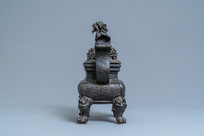 Un grand br&ucirc;le-parfum couvert en bronze, Chine, Ming