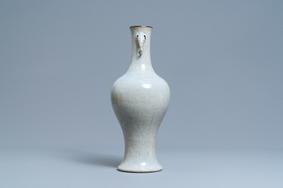 Un vase en porcelaine de Chine &agrave; fond craquel&eacute; aux anses en forme de t&ecirc;tes d'&eacute;l&eacute;phants, 18/19&egrave;me
