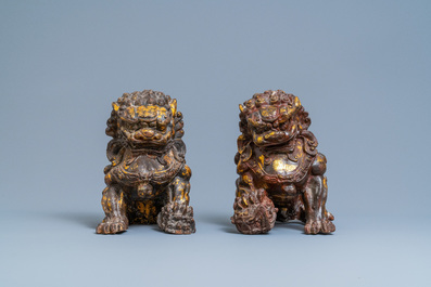 Een paar grote Chinese gelakte en vergulde ijzeren modellen van boeddhistische leeuwen, 18/19e eeuw