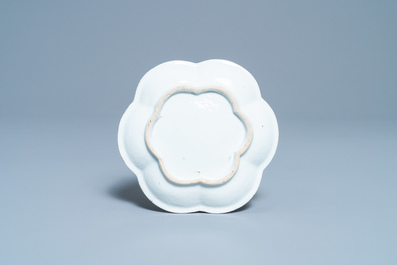 Une th&eacute;i&egrave;re sur support en porcelaine de Chine famille rose &agrave; d&eacute;cor de p&ecirc;cheurs, Yongzheng