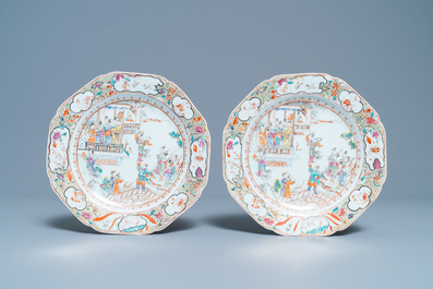 Une paire d'assiettes de forme octagonale en porcelaine de Chine famille rose &agrave; d&eacute;cor d'acrobats mandarins, Qianlong