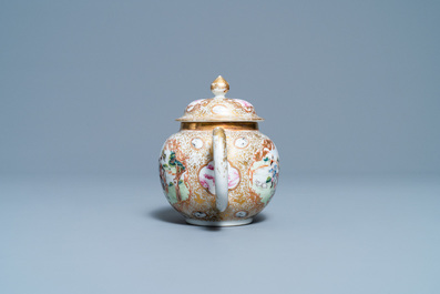 Une th&eacute;i&egrave;re sur support en porcelaine de Chine famille rose et dor&eacute; &agrave; d&eacute;cor d'une chasse mongole, Qianlong