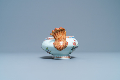 Cinq pi&egrave;ces en porcelaine de Chine famille rose &agrave; d&eacute;cor de deux paons, Qianlong