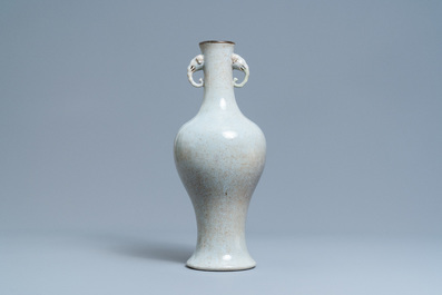 Un vase en porcelaine de Chine &agrave; fond craquel&eacute; aux anses en forme de t&ecirc;tes d'&eacute;l&eacute;phants, 18/19&egrave;me