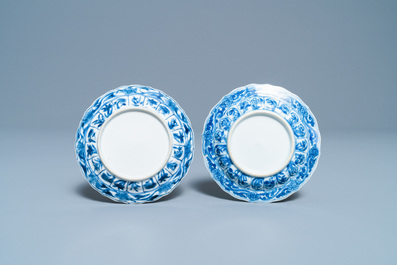 Une paire de soucoupes en porcelaine de Chine en bleu et blanc &agrave; d&eacute;cor d'acupuncture, Kangxi