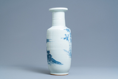 Un vase de forme rouleau en porcelaine de Chine en bleu et blanc &agrave; d&eacute;cor des 'Sept sages dans la for&ecirc;t de bambou', 19&egrave;me