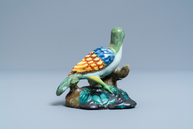 Un mod&egrave;le d'un pigeon assis en fa&iuml;ence polychrome de Bruxelles, 18&egrave;me