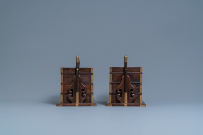 Een paar Chinese vierdelige rechthoekige hongmu houten dekseldozen, 19e eeuw