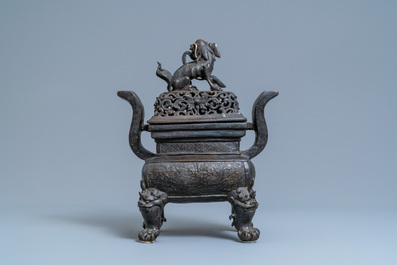 Un grand br&ucirc;le-parfum couvert en bronze, Chine, Ming