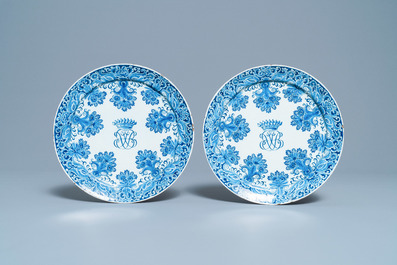 Une paire d'assiettes en fa&iuml;ence de Delft en bleu et blanc aux monogrammes couronn&eacute;s, 1er quart du 18&egrave;me