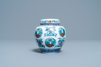 Un petit pot couvert en porcelaine de Chine doucai, marque de Yongzheng, R&eacute;publique
