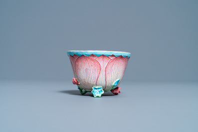 Une tasse et soucoupe en forme de lotus en porcelaine de Chine famille rose, Yongzheng