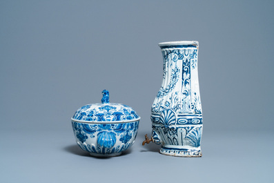 Vijf stukken blauw-wit Delfts en Frans aardewerk, 18/19e eeuw